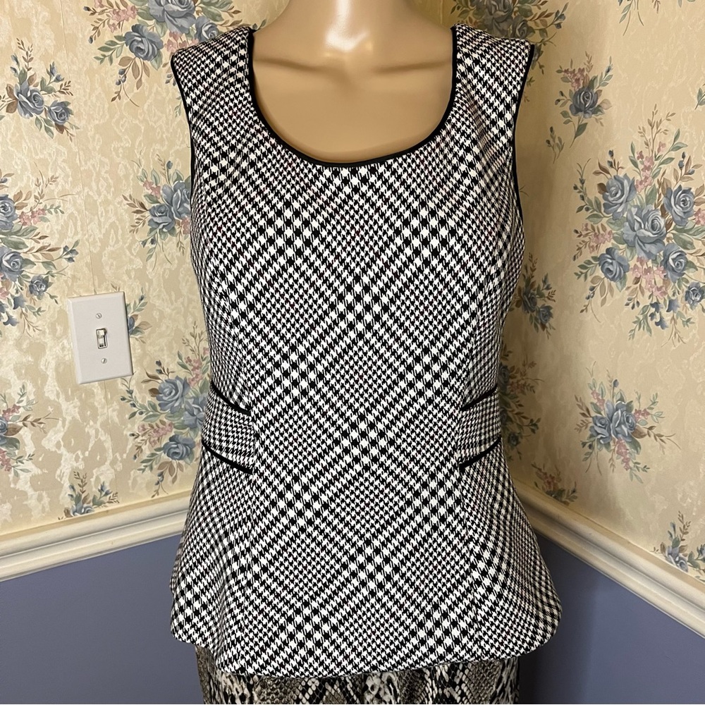 White House Black Market Size 4 Black White Maroon Houndstooth Bodice Top
